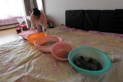 沁阳楼上漏水，住户失联，小区没物管，业主维权难！律师来支招……